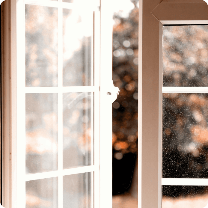 Otwarte okno PCV z widocznymi zawiasami i okuciami